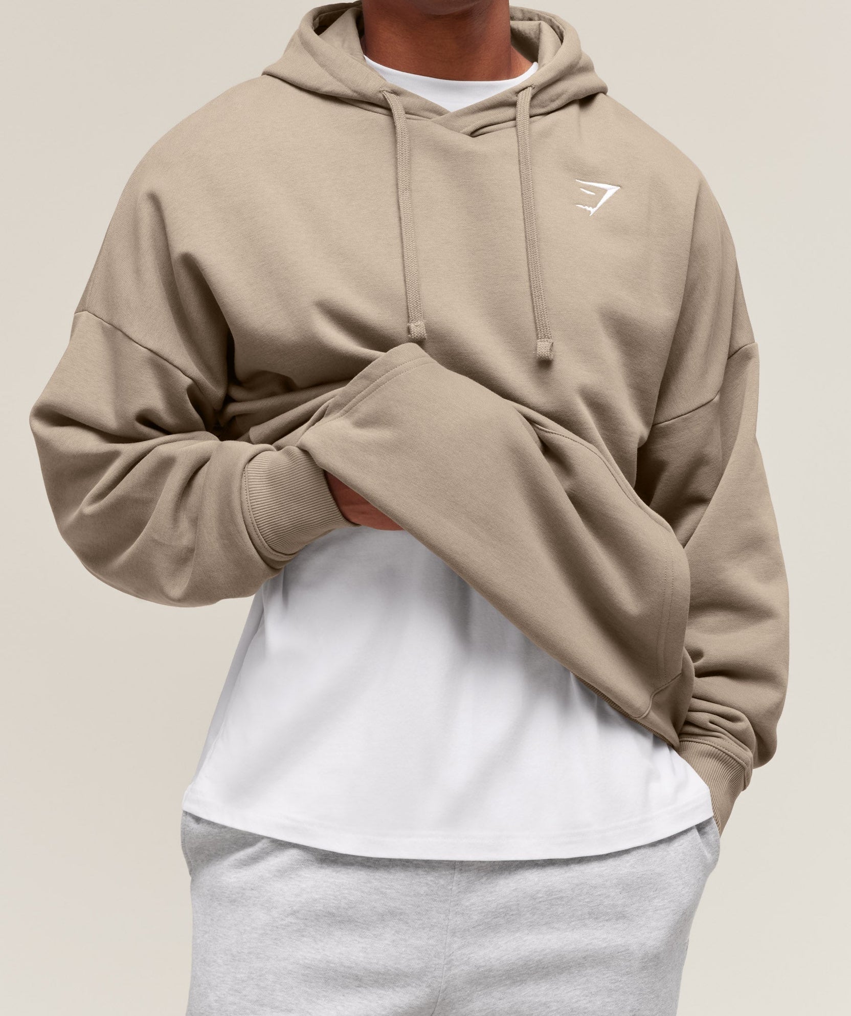Sudadera con capucha extragrande con escudo