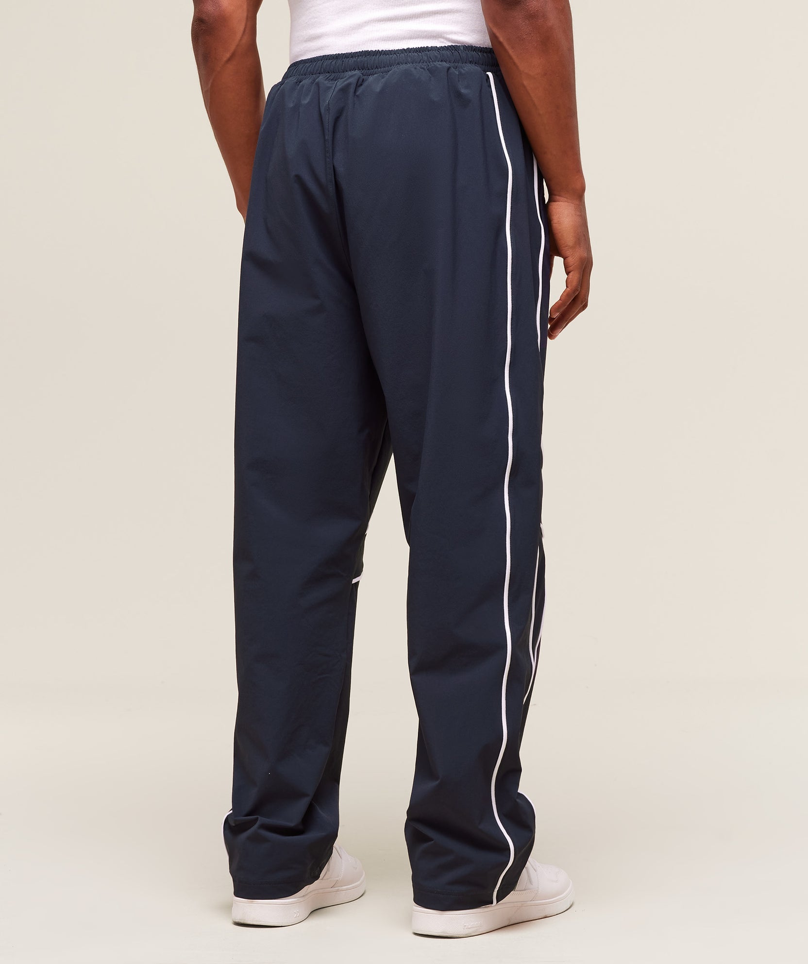 Pantalones deportivos retro arrugados