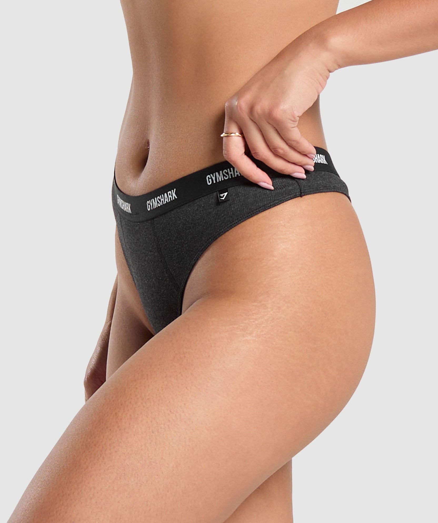 Tanga de tiro alto con canalé