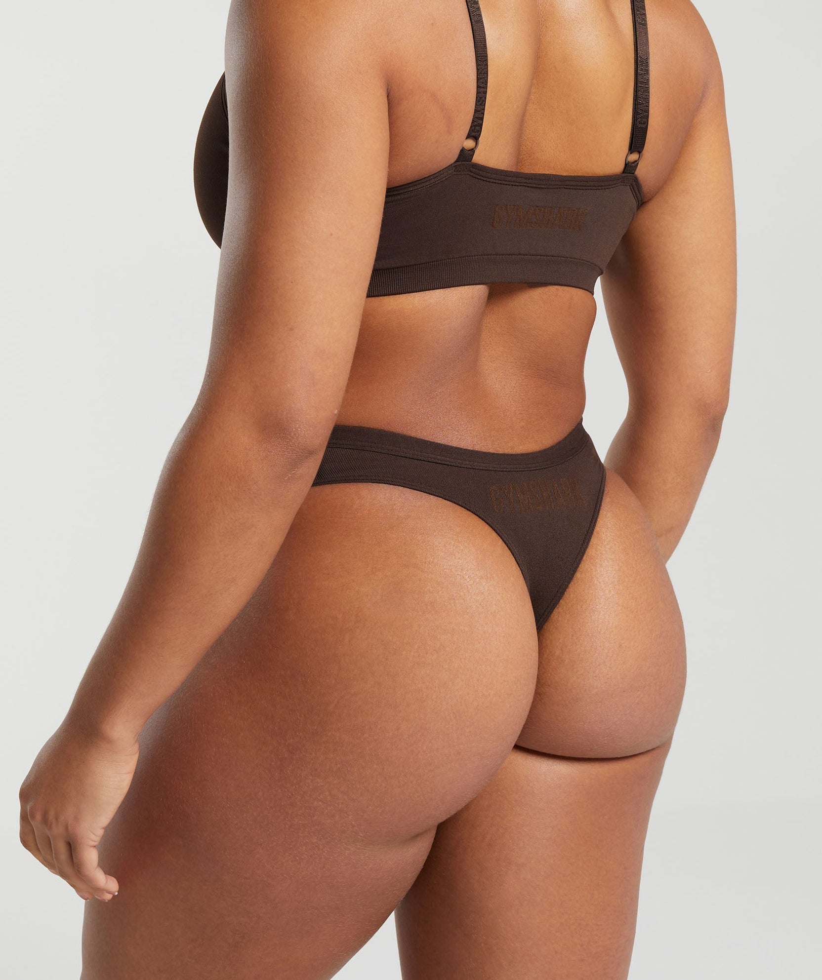 Tanga sin costuras con parte delantera hundida