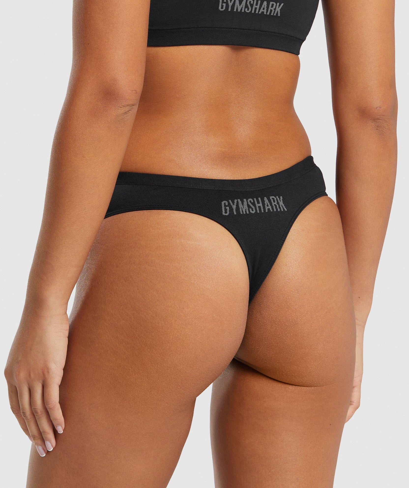 Tanga sin costuras con parte delantera hundida
